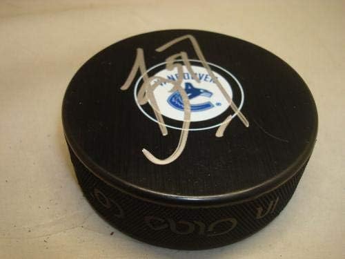 Троя Стичер подписа хокей шайба Ванкувър Канъкс с автограф 1А - Autograph NHL Pucks