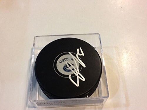 Кристофър Танев подписа хокей шайба Ванкувър Канъкс с автограф a - за Миене на НХЛ с автограф