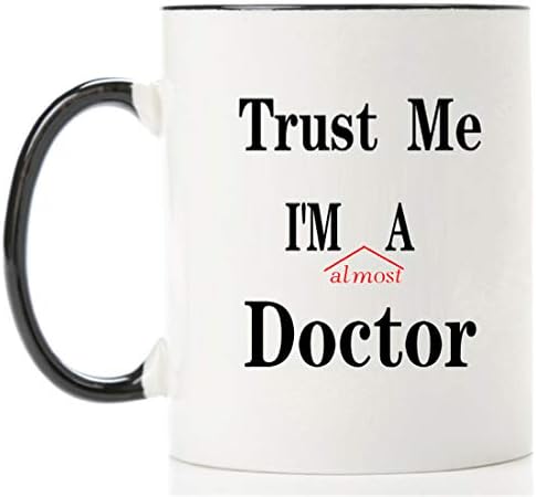 Кафеена чаша Mecai-Повярвайте ми, аз съм почти Лекар, Уникален коледен подарък за студенти с чувство за хумор или